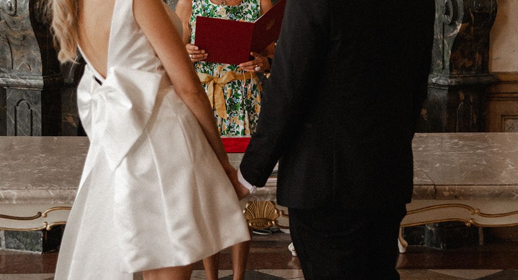 Hochzeitskleid,Braut,Brautkleidung,Kleid,Blitzlichtfotografie,Stehend,Glücklich,Brautpartykleid,Geste,Kleid,