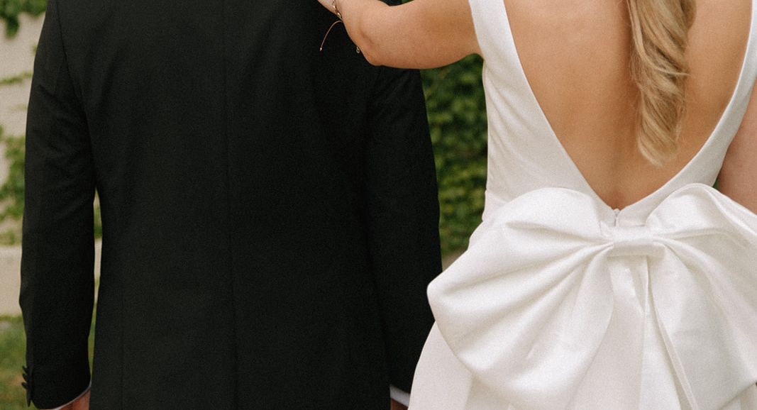 Hand,Schulter,Hochzeitskleid,Braut,Kleid,Brautkleider,Menschen in der Natur,Hals,Ärmel,Glücklich,