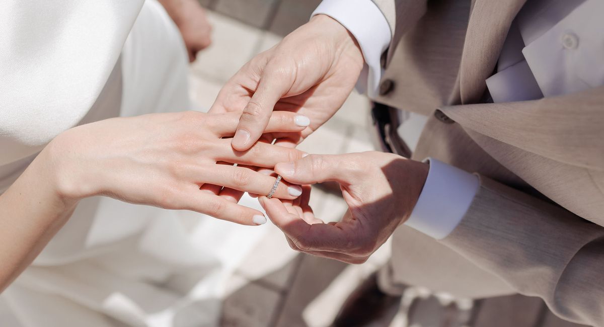Hand,Hochzeitskleid,Braut,Brautkleidung,Kleid,Finger,Geste,Kleid,Hochzeitszeremonie Versorgung,Hochzeitsring,