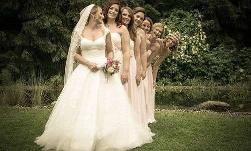 prinzessinnenhochzeit mit brautjungfern