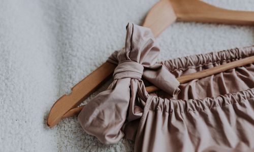 Heiraten in den Bergen, Brautkleid auf einem Bügel, Brautkleid rosa, Heiraten in Lienz, Dolomitenhütte, Hüttenshooting, Elopement, Hochzeit in Tirol