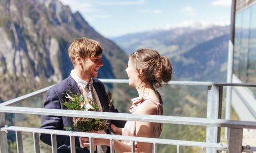 Himmel,Wolke,Berg,Lächeln,Braut,Hochzeitskleid,Menschen in der Natur,Glücklich,Brautkleidung,Kleid,