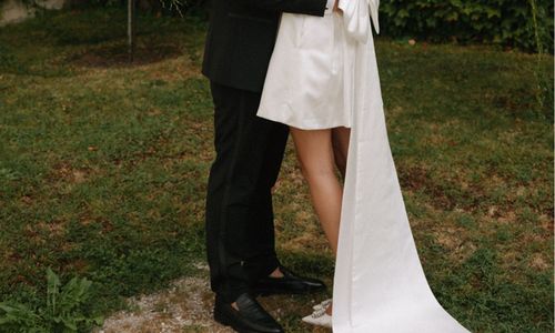kurzes Kleid für Standesamt Schuhe,Schuh,Bein,Menschlicher Körper,Pflanze,Brautkleidung,Geste,Taille,Kleid,Menschen in der Natur,