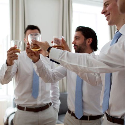 anstoßen der groomsmen