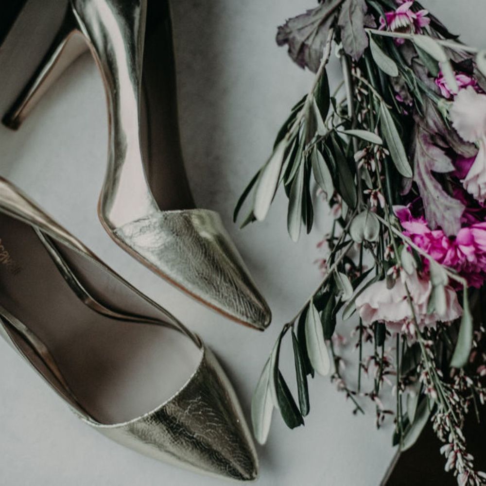 Schuh, Pflanze, Blume, Automobildesign, Sanitärarmatur, Blütenblatt, materielles Eigentum, Blumenarrangement, Fahrzeugtür, Zweig,