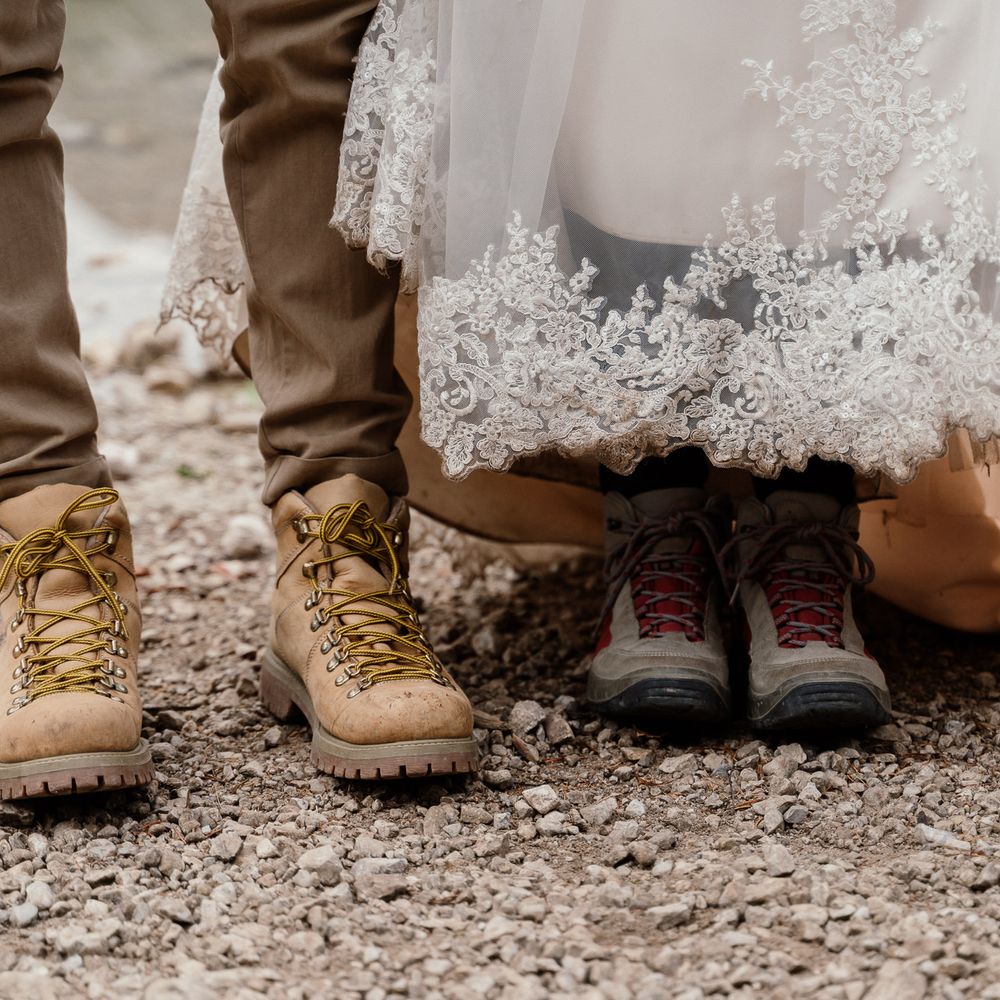 Berghochzeit detail Foto Schuhe,Schuh,Bein,Menschen in der Natur,Textil,Geste,Grau,Interaktion,Finger,Gras,