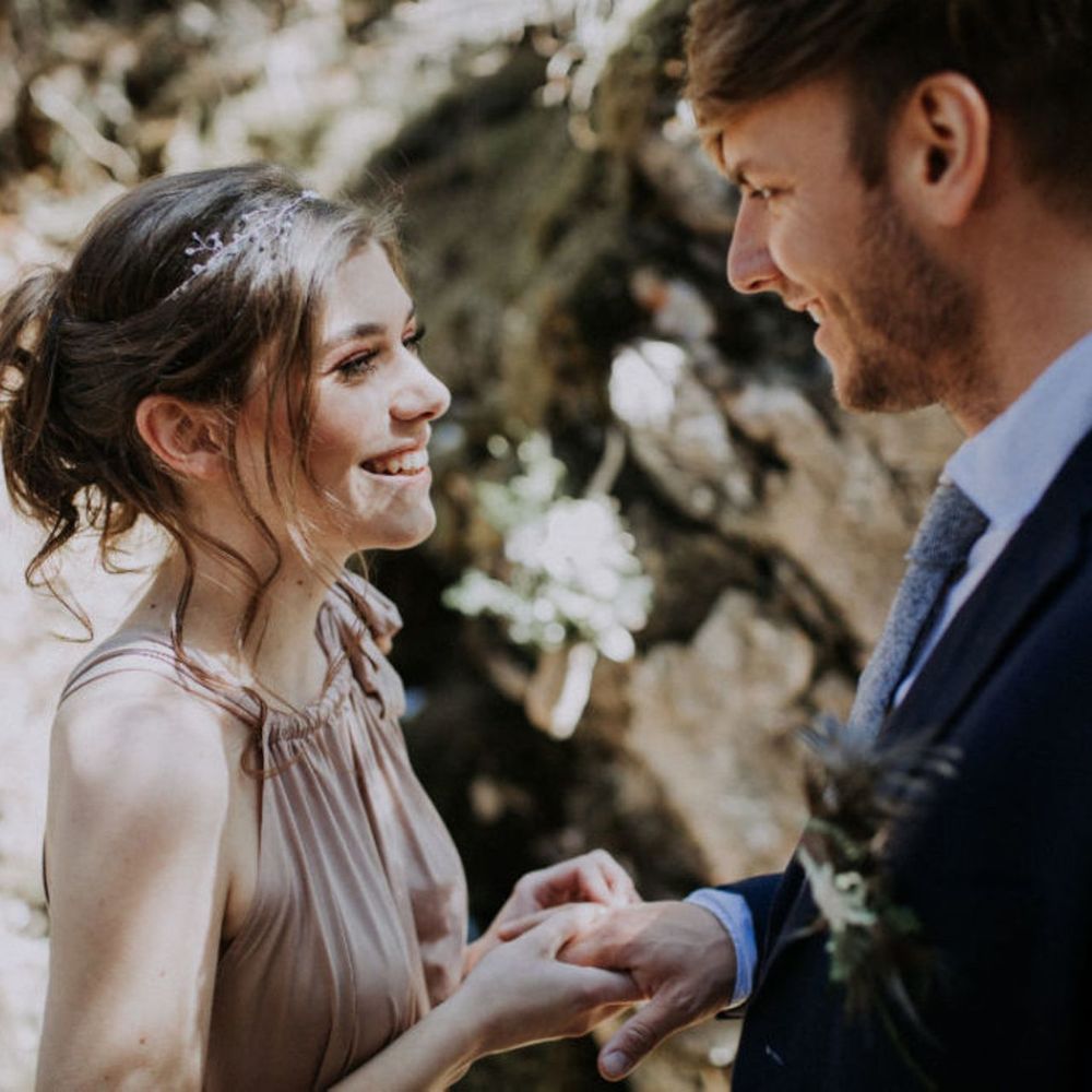 Fotografie,Menschen in der Natur,Mensch,Blitzlichtfotografie,Glücklich,Geste,Brautkleidung,Kleid,Anzug,Formelle Kleidung,