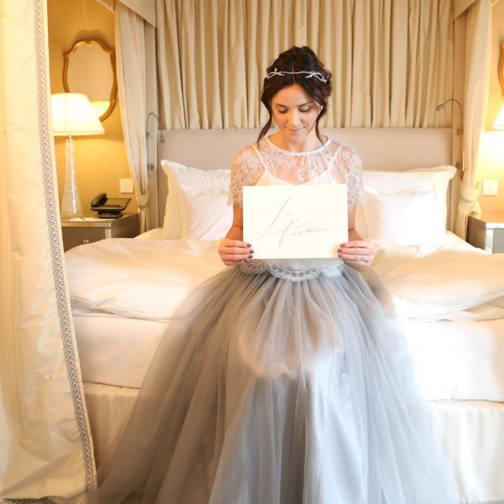 Hochzeitskleid,Schulter,Braut,Brautkleidung,Flash-Fotografie,Kleid,Ärmel,Textil,Brautpartykleid,Happy,