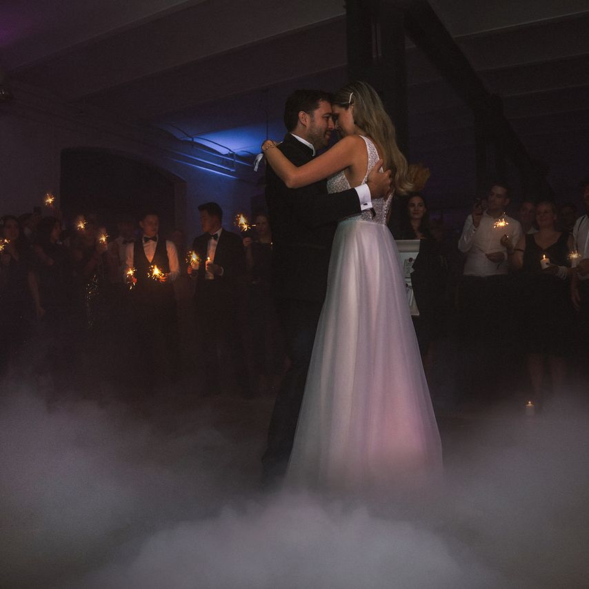 Hochzeitskleid,Kleid,Braut,Blitzlichtfotografie,Brautkleidung,Lila,Glücklich,Brautpartykleid,Geste,Kleid,