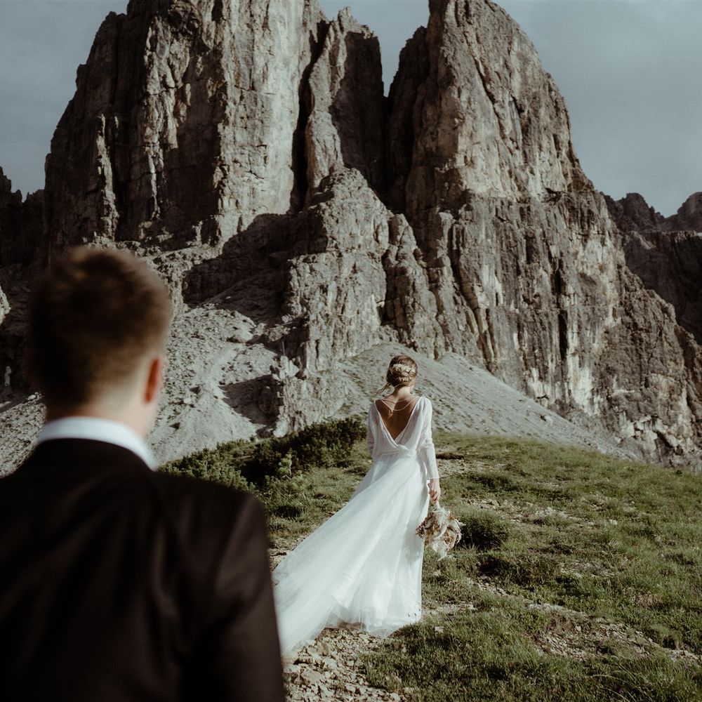 Himmel,Braut,Hochzeitskleid,Berg,Wolke,Geste,Pflanze,Brautkleider,Felsen,Gewand,