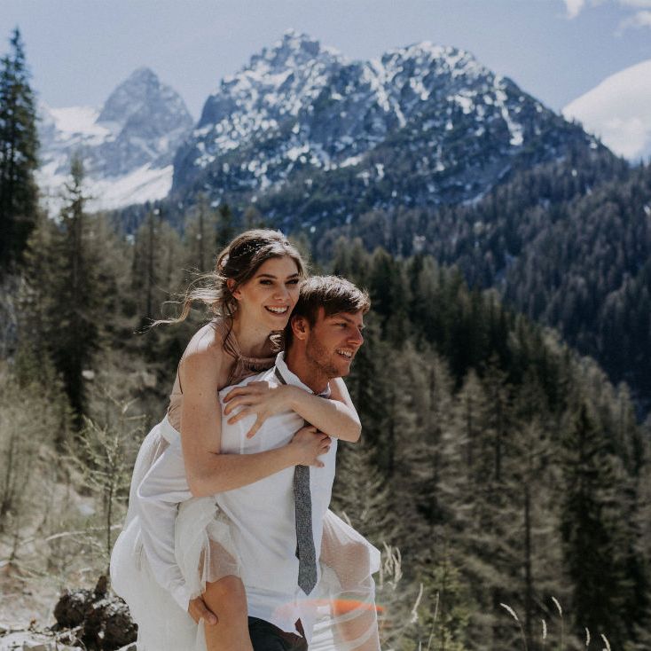 Heiraten in den Bergen, Huckepack tragen der Braut, Heiraten in Lienz, Dolomitenhütte, Hüttenshooting, Elopement, Hochzeit in Tirol, Braut lacht