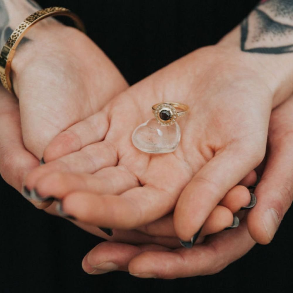 Hand,Arm,Körperschmuck,Menschlicher Körper,Geste,Finger,Daumen,Verlobungsring,Ehering,Interaktion,