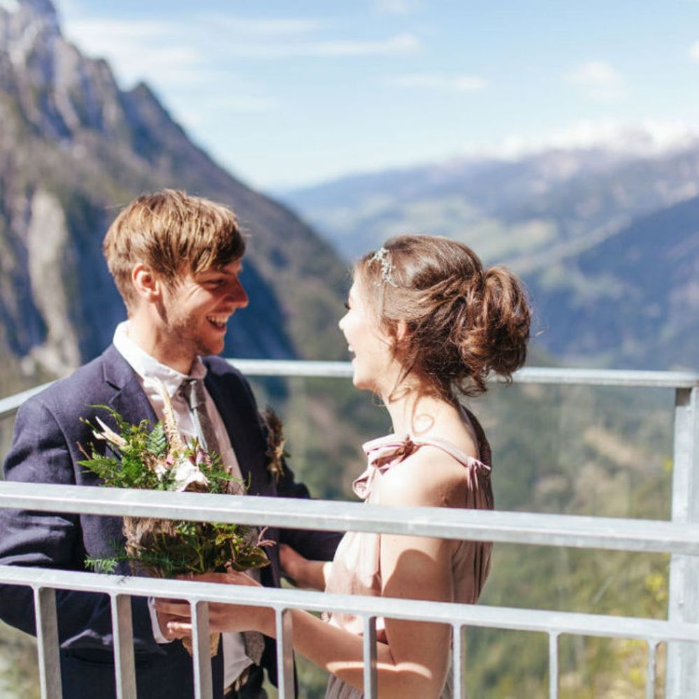 Himmel,Wolke,Berg,Lächeln,Braut,Hochzeitskleid,Menschen in der Natur,Glücklich,Brautkleidung,Kleid,