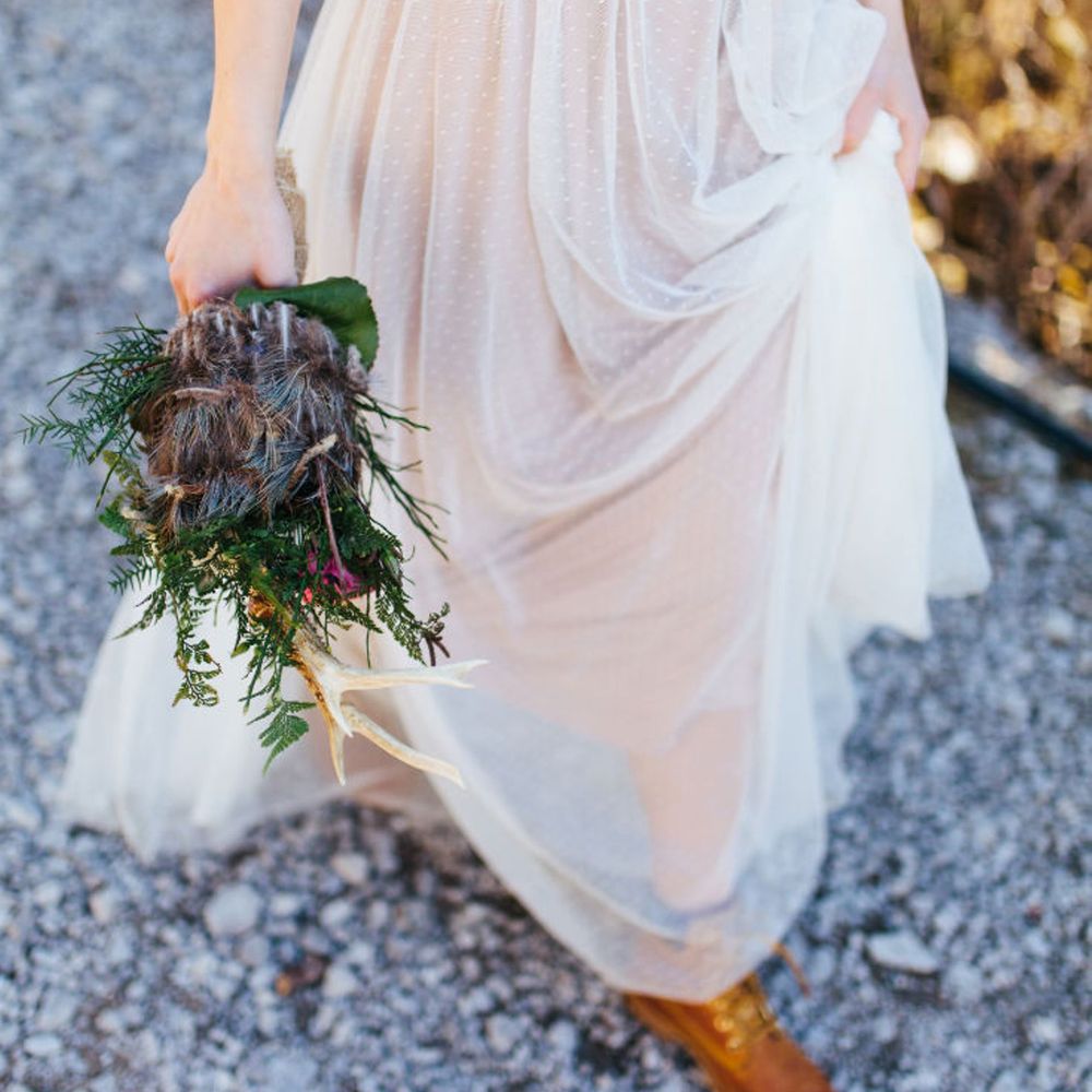 JuliaEileen_DoloElopement-90-w1100-h1100 brautkleid mit schuhen  hochzeit in den bergen