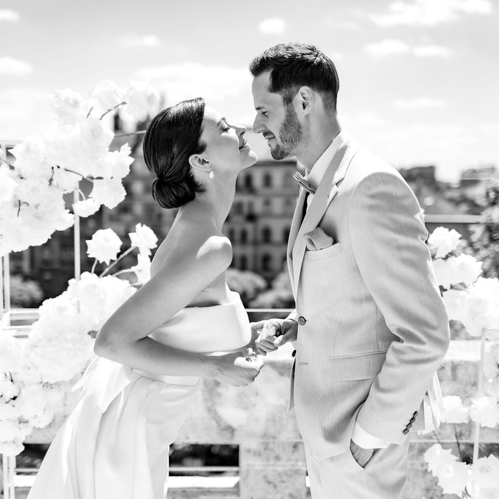 Wolke, Himmel, Pflanze, Braut, Weiß, Hochzeitskleid, Brautkleider, Blitzlichtfotografie, Glücklich, Schwarz-Weiß,