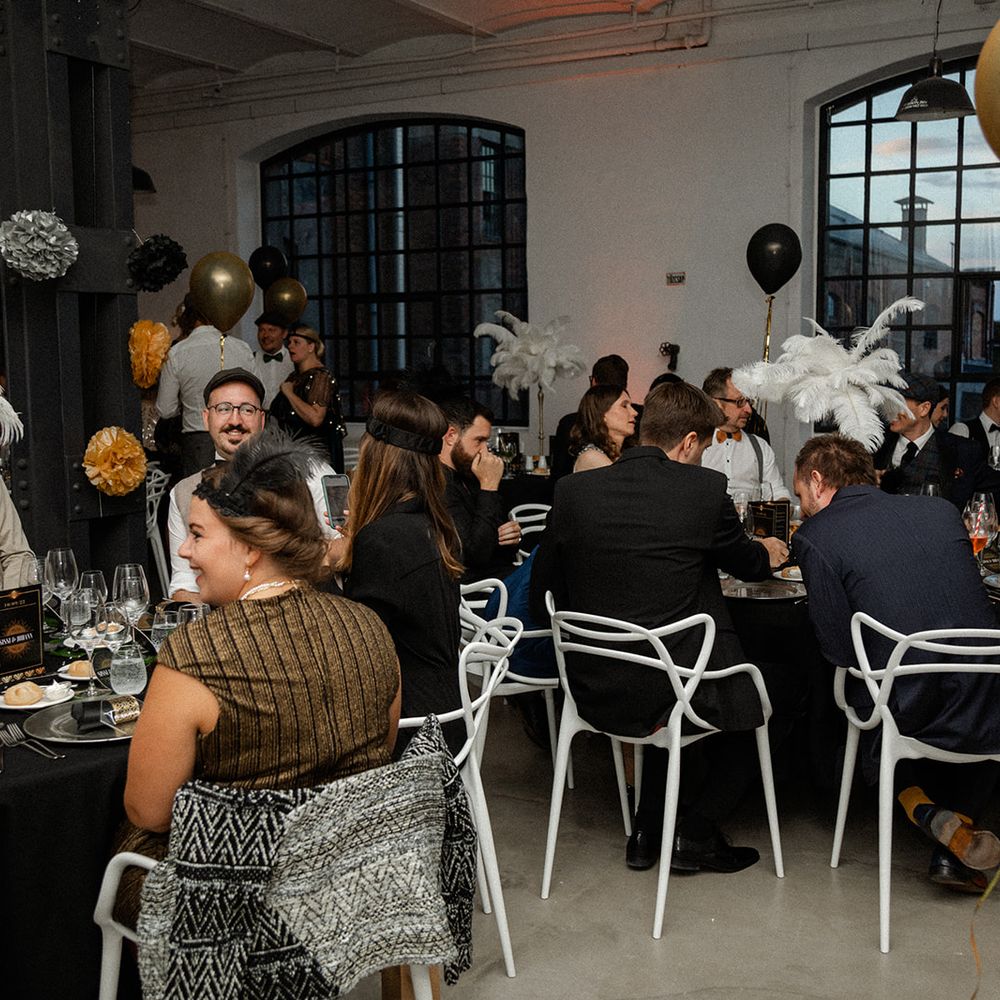 Möbel, Tisch, Stuhl, Geschirr, Beleuchtung, Innenarchitektur, Interaktion, Pflanzen, Menschenmenge, Anzug,