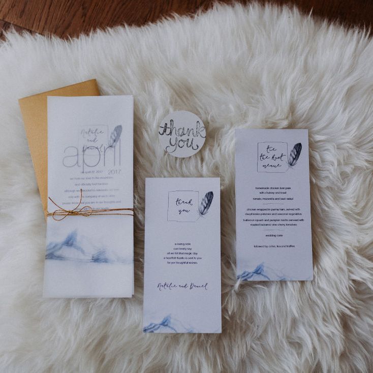 Heiraten in den Bergen, Felldecke und Papeterie in Gold und blau, Mottohochzeit in den Bergen, Berg Papeterie, Einladungskarten Hochzeit, Heiraten in Lienz, Dolomitenhütte, Hüttenshooting, Elopement, Hochzeit in Tirol