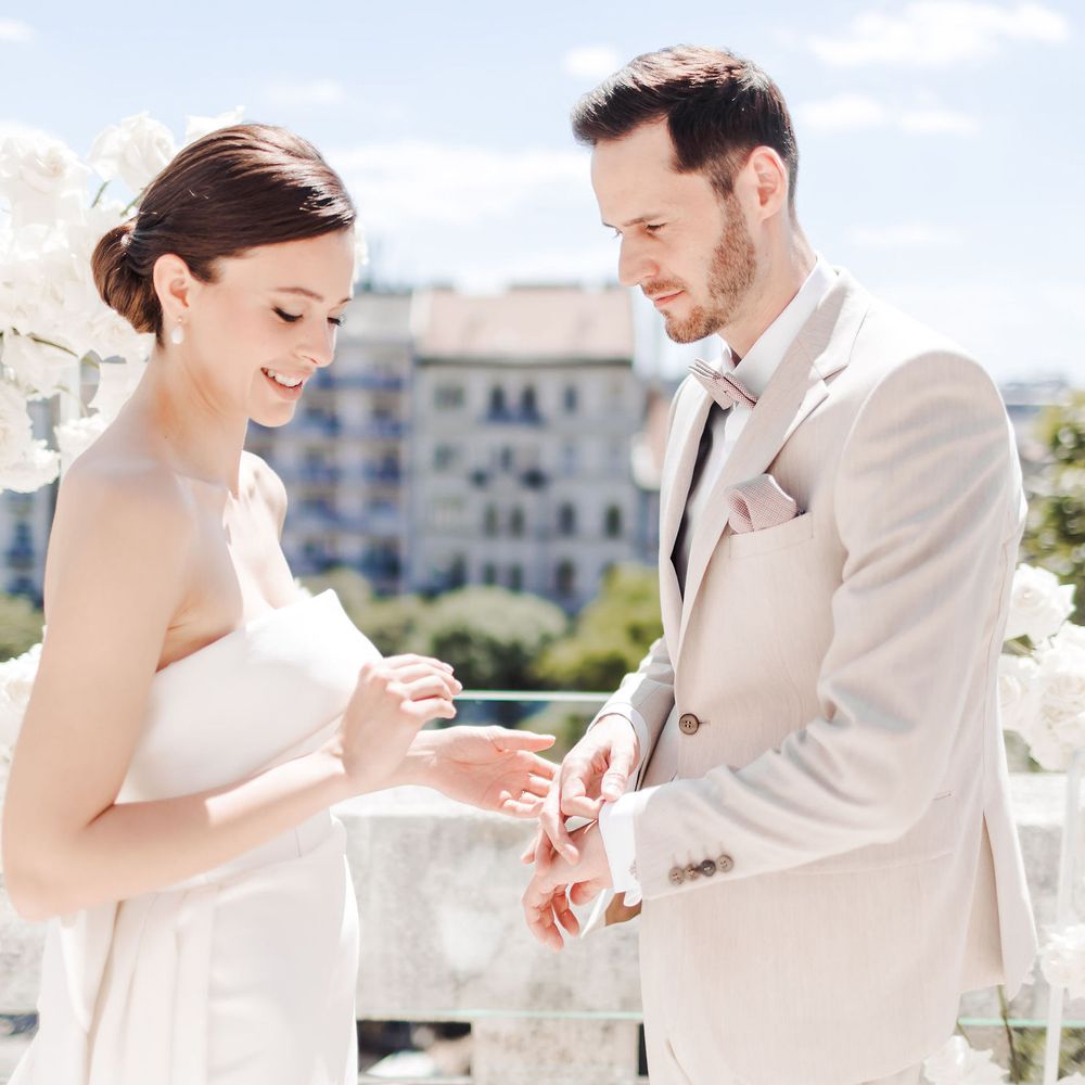 Blume,Lächeln,Hochzeitskleid,Gesichtsausdruck,Braut,Himmel,Weiß,Wolke,Pflanze,Brautkleidung,