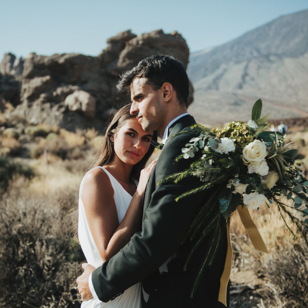 Lächeln, Pflanze, Blume, Hochzeitskleid, Berg, Himmel, Braut, Kleid, Brautkleider, Menschen in der Natur,