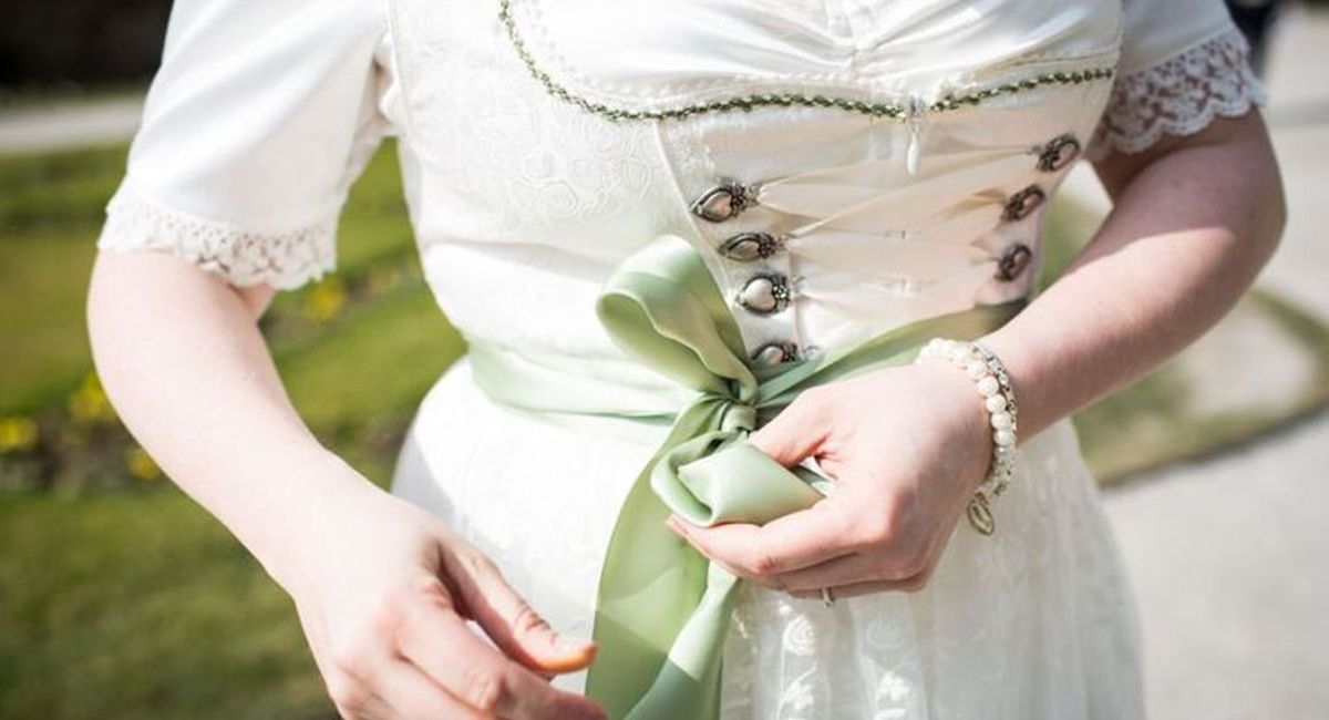 Joint,Oberbekleidung,Schulter,Weiß,Kleid,Hals,Mode,Ärmel,Straßenmode,Sonnenbrille,