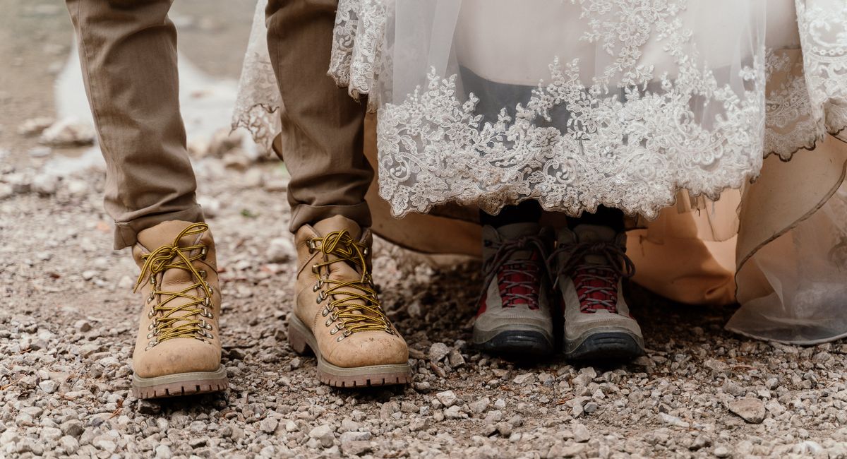Schuhe,Schuh,Bein,Menschen in der Natur,Textil,Geste,Grau,Interaktion,Finger,Gras,