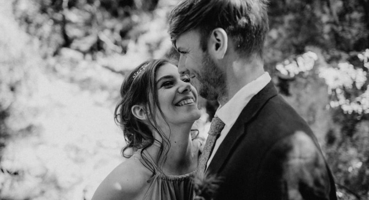 Frisur,Lächeln,Braut,Mensch,Blitzlichtfotografie,Glücklich,Menschen in der Natur,Schwarz-weiß,Hochzeitskleid,Geste,