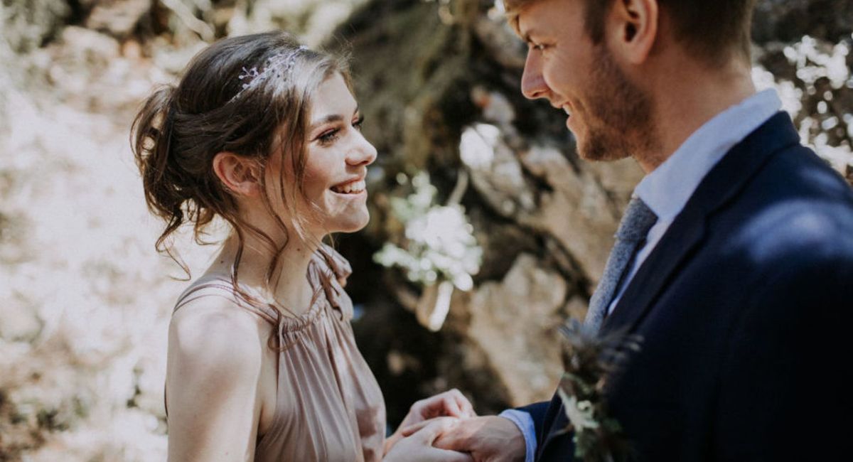 Fotografie,Menschen in der Natur,Mensch,Blitzlichtfotografie,Glücklich,Geste,Brautkleidung,Kleid,Anzug,Formelle Kleidung,