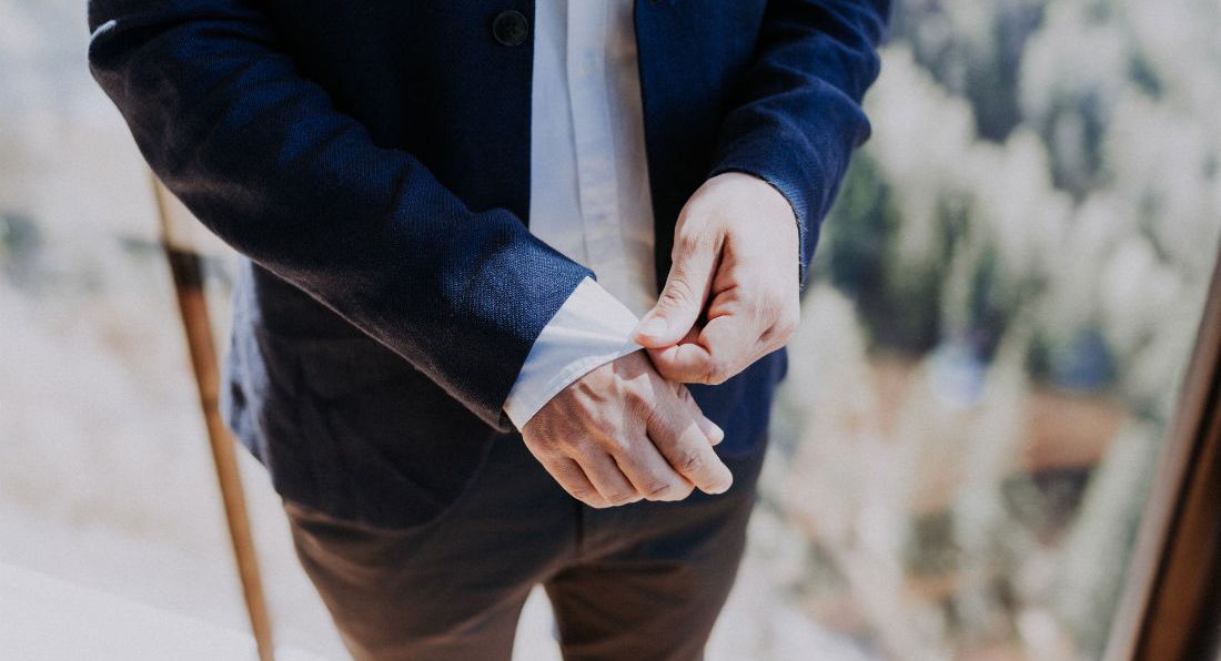 Heiraten in den Bergen, Hemd, Getting Ready des Bräutigam, Heiraten in Lienz, Dolomitenhütte, Hüttenshooting, Elopement, Hochzeit in Tirol