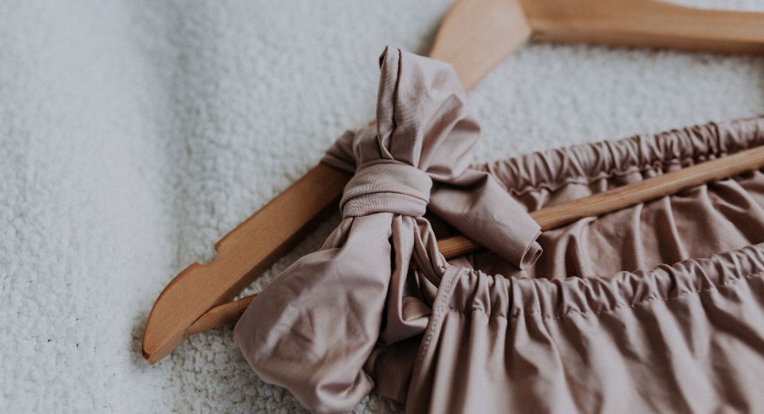 Heiraten in den Bergen, Brautkleid auf einem Bügel, Brautkleid rosa, Heiraten in Lienz, Dolomitenhütte, Hüttenshooting, Elopement, Hochzeit in Tirol