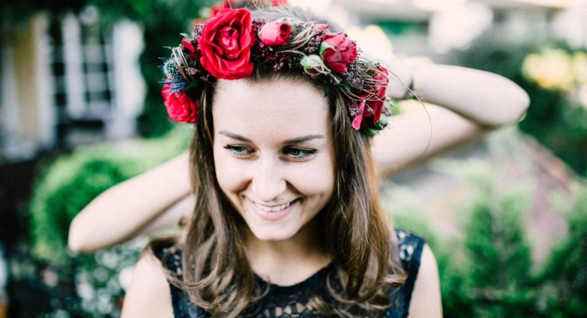 Haare, Blume, Lächeln, Pflanze, Blitzlichtfotografie, Glücklich, Menschen in der Natur, Blütenblatt, Kleid, Gras,