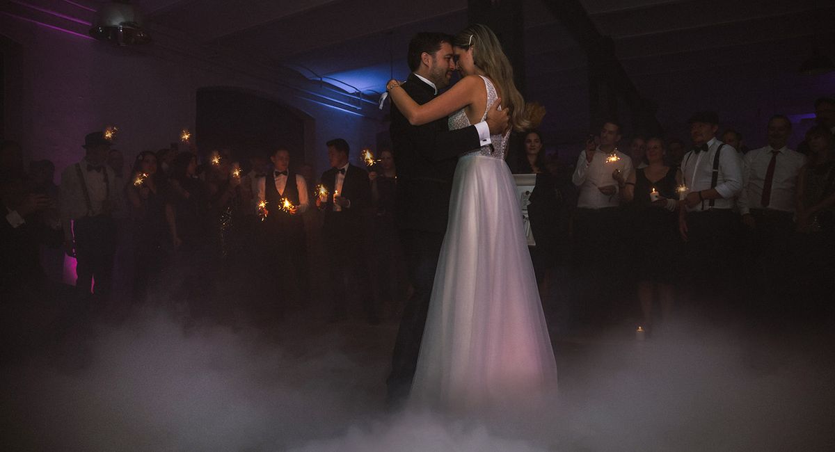 Hochzeitskleid,Kleid,Braut,Blitzlichtfotografie,Brautkleidung,Lila,Glücklich,Brautpartykleid,Geste,Kleid,
