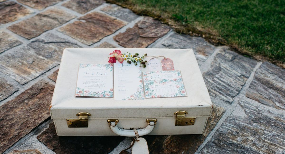 Rechteck, Gras, Holz, Bodendecker, Schrift, Gas, Bodenbelag, Pflanze, Beton, Boden,