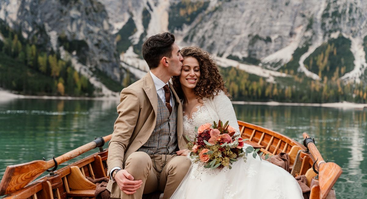 Lächeln, Wasser, Blume, Braut, Berg, Hochzeitskleid, Natur, Menschen in der Natur, Mensch, Blitzlichtfotografie,