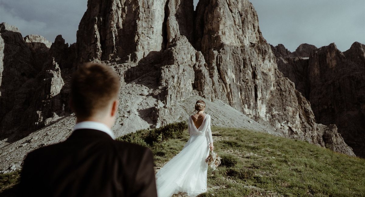 Himmel,Braut,Hochzeitskleid,Berg,Wolke,Geste,Pflanze,Brautkleider,Felsen,Gewand,