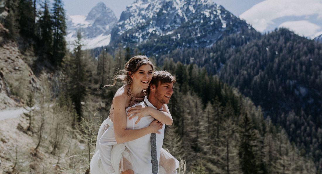 Heiraten in den Bergen, Huckepack tragen der Braut, Heiraten in Lienz, Dolomitenhütte, Hüttenshooting, Elopement, Hochzeit in Tirol, Braut lacht