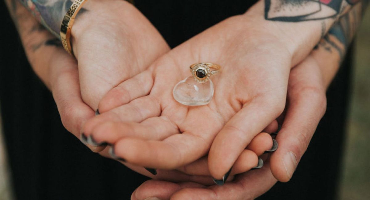 Hand,Arm,Körperschmuck,Menschlicher Körper,Geste,Finger,Daumen,Verlobungsring,Ehering,Interaktion,