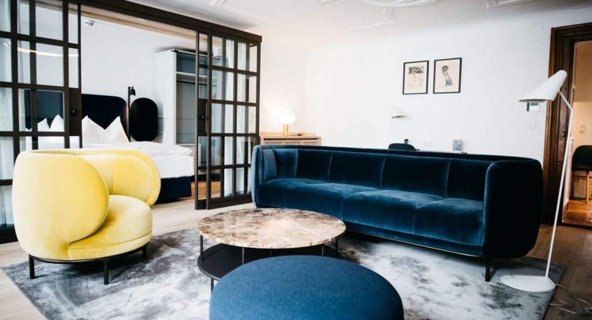 Tisch,Couch,Möbel,Objekt,Bilderrahmen,Komfort,Studio-Couch,Beleuchtung,Wohnzimmer,Innenarchitektur,