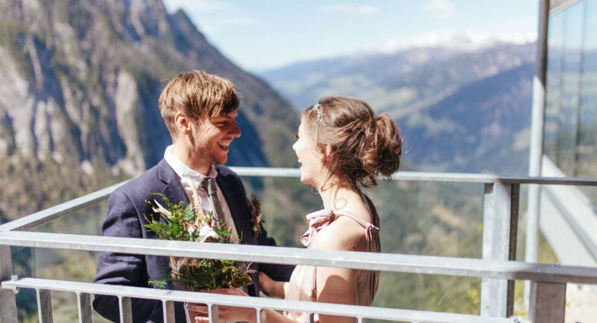 Himmel,Wolke,Berg,Lächeln,Braut,Hochzeitskleid,Menschen in der Natur,Glücklich,Brautkleidung,Kleid,