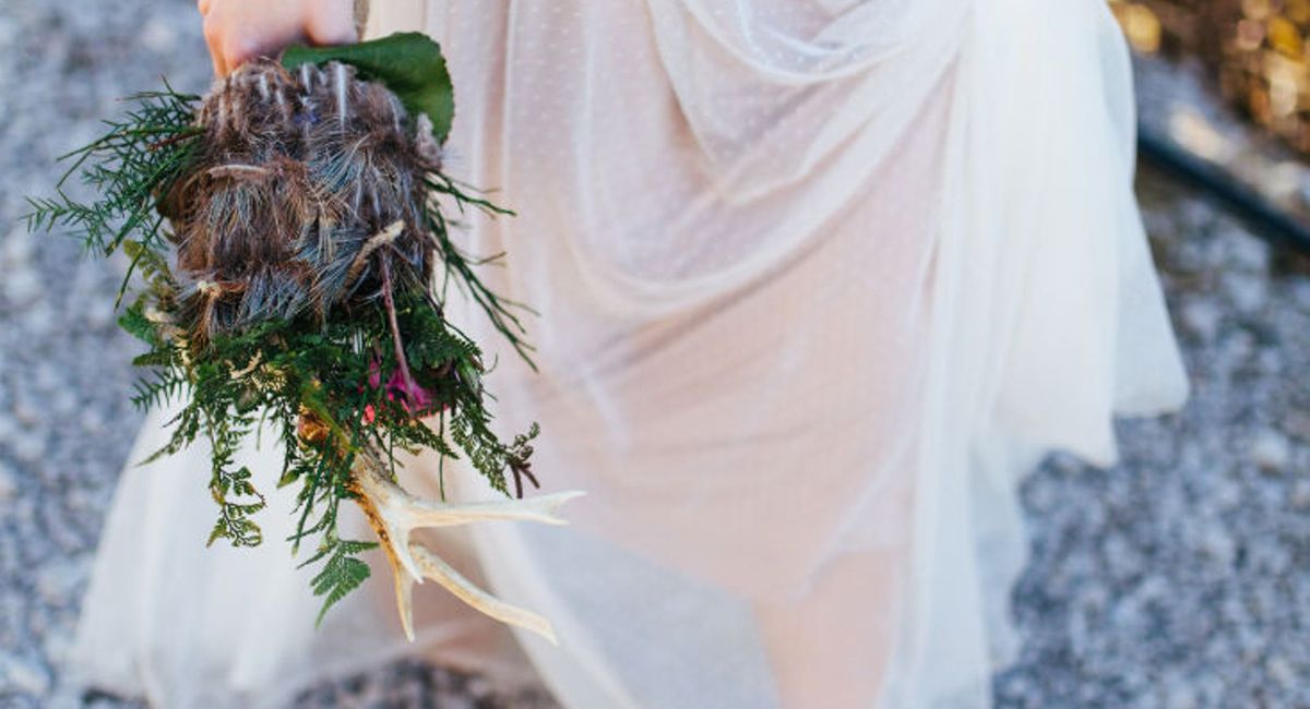 JuliaEileen_DoloElopement-90-w1100-h1100 brautkleid mit schuhen  hochzeit in den bergen