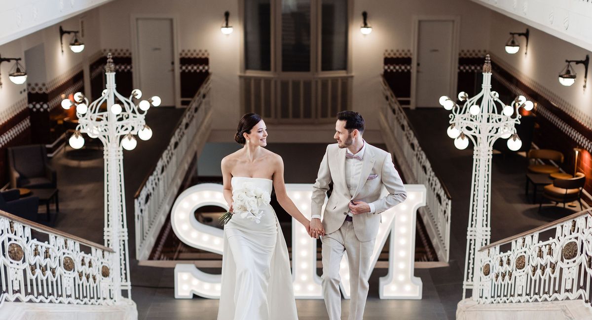 Fenster,Mode,Hochzeitskleid,Automobildesign,Innenarchitektur,Stil,Brautkleidung,Kleid,Bodenbelag,Modedesign,