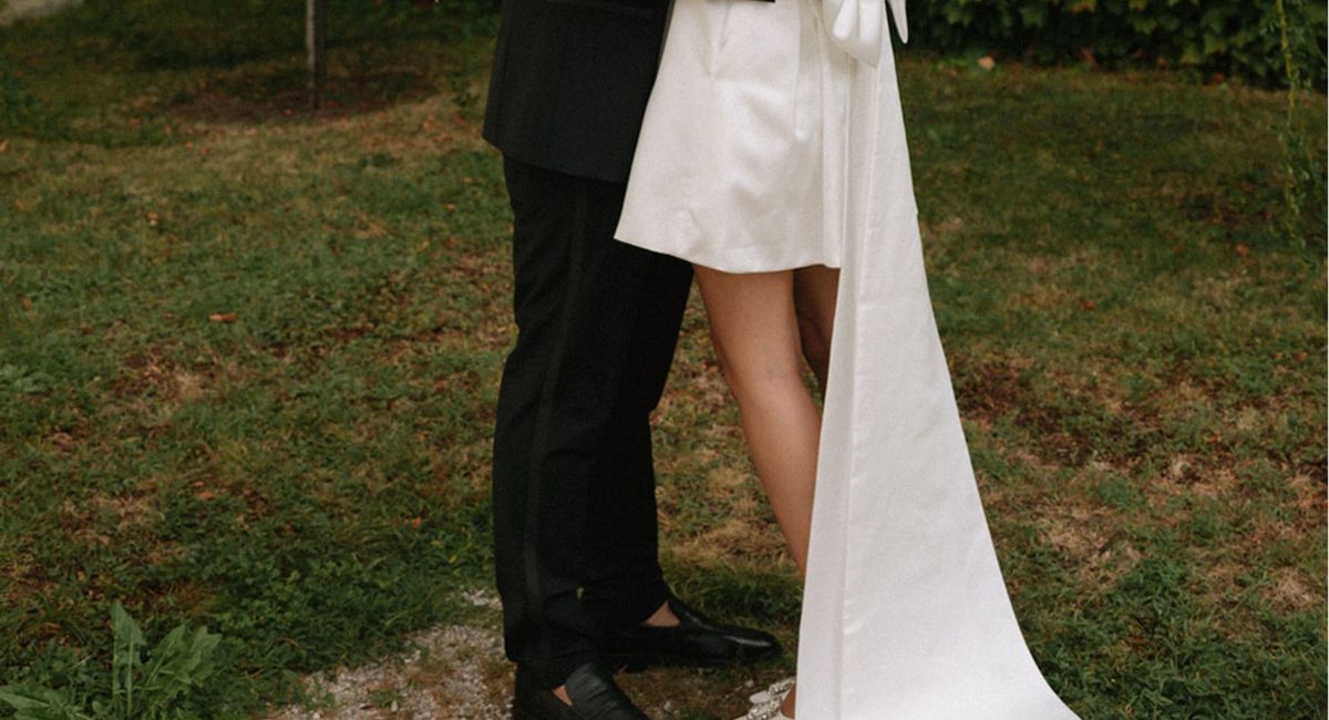 Schuhe,Schuh,Bein,Menschlicher Körper,Pflanze,Brautkleidung,Geste,Taille,Kleid,Menschen in der Natur,