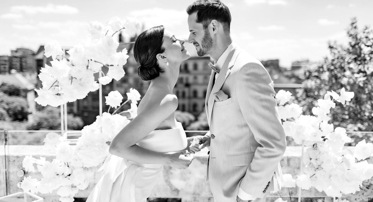 Wolke, Himmel, Pflanze, Braut, Weiß, Hochzeitskleid, Brautkleider, Blitzlichtfotografie, Glücklich, Schwarz-Weiß,
