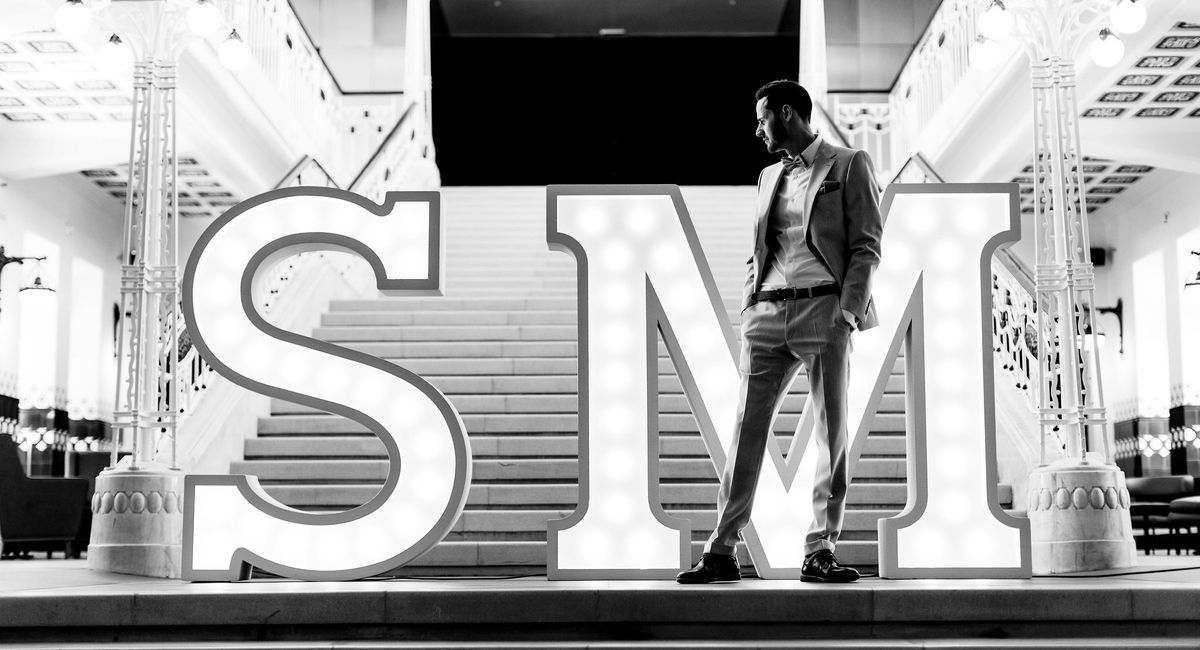 Stehend,Schwarz-Weiß,Grau,Stil,Schrift,Street Fashion,Monochrome Fotografie,Monochrom,Kunst,T-Shirt,