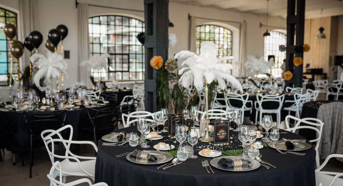 Tisch, Geschirr, Möbel, Fenster, Dekoration, Stuhl, Pflanze, Geschirr, Trinkgeschirr, Gebäude,