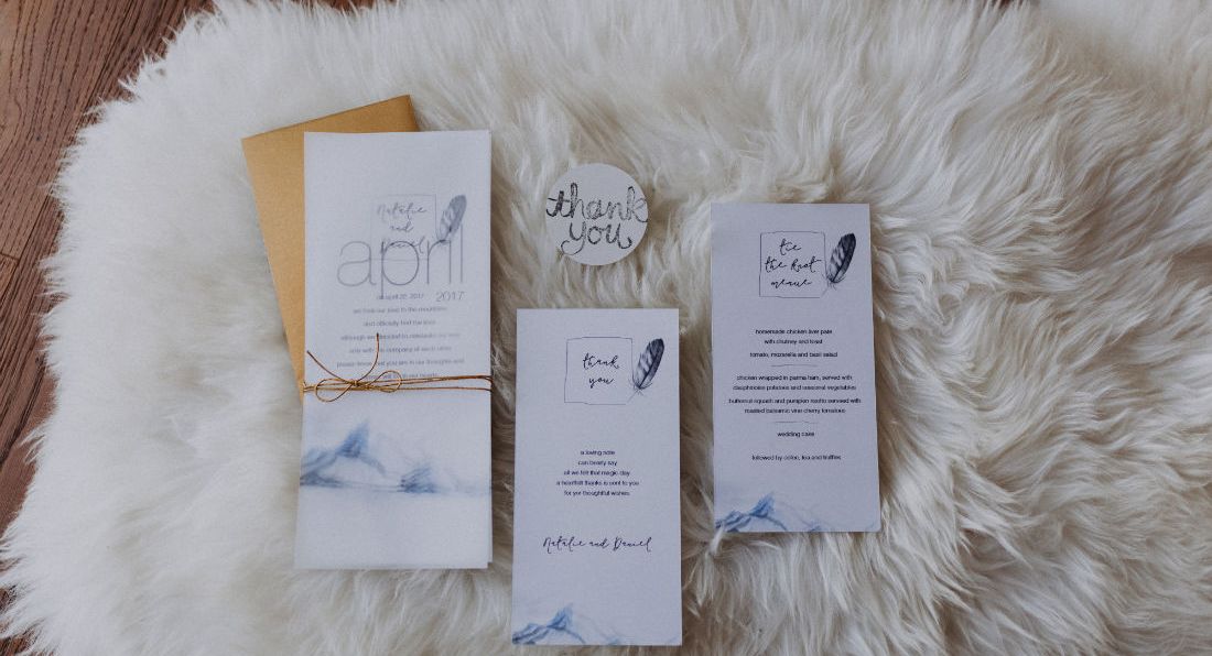 Heiraten in den Bergen, Felldecke und Papeterie in Gold und blau, Mottohochzeit in den Bergen, Berg Papeterie, Einladungskarten Hochzeit, Heiraten in Lienz, Dolomitenhütte, Hüttenshooting, Elopement, Hochzeit in Tirol