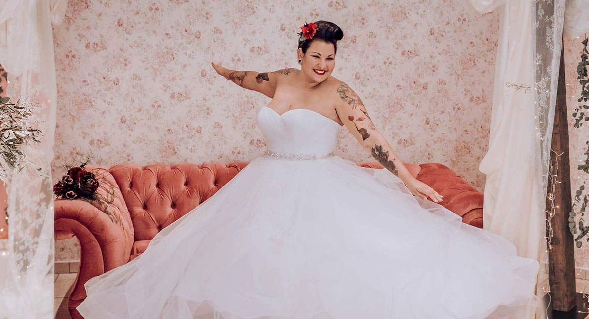 Lächeln,Braut,Schulter,Hochzeitskleid,Kleid,Trägerloses Kleid,Blitzlichtfotografie,Hals,Brautpartykleid,Brautkleidung,