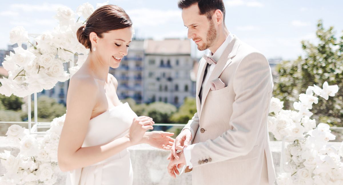 Blume,Lächeln,Hochzeitskleid,Gesichtsausdruck,Braut,Himmel,Weiß,Wolke,Pflanze,Brautkleidung,