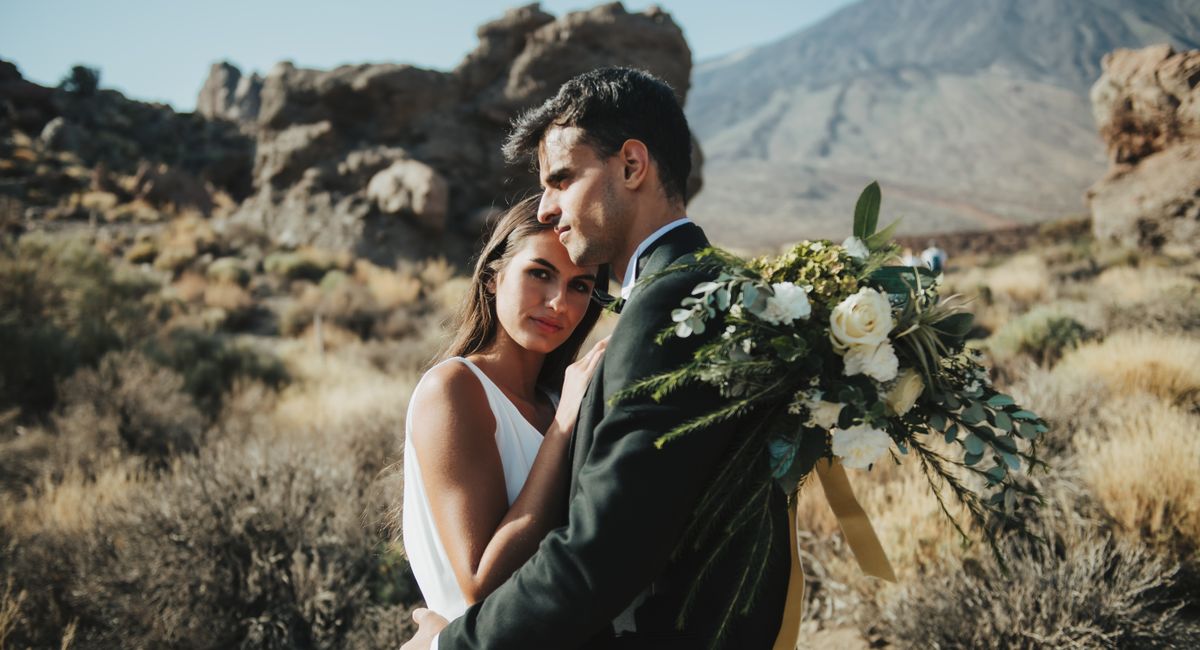 Lächeln, Pflanze, Blume, Hochzeitskleid, Berg, Himmel, Braut, Kleid, Brautkleider, Menschen in der Natur,