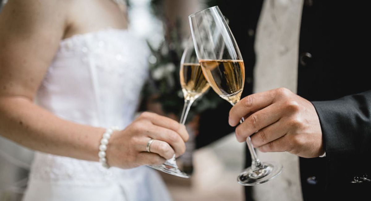 Sektempfang auf der Hochzeit &#8211; Brautpaar