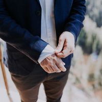 Heiraten in den Bergen, Hemd, Getting Ready des Bräutigam, Heiraten in Lienz, Dolomitenhütte, Hüttenshooting, Elopement, Hochzeit in Tirol